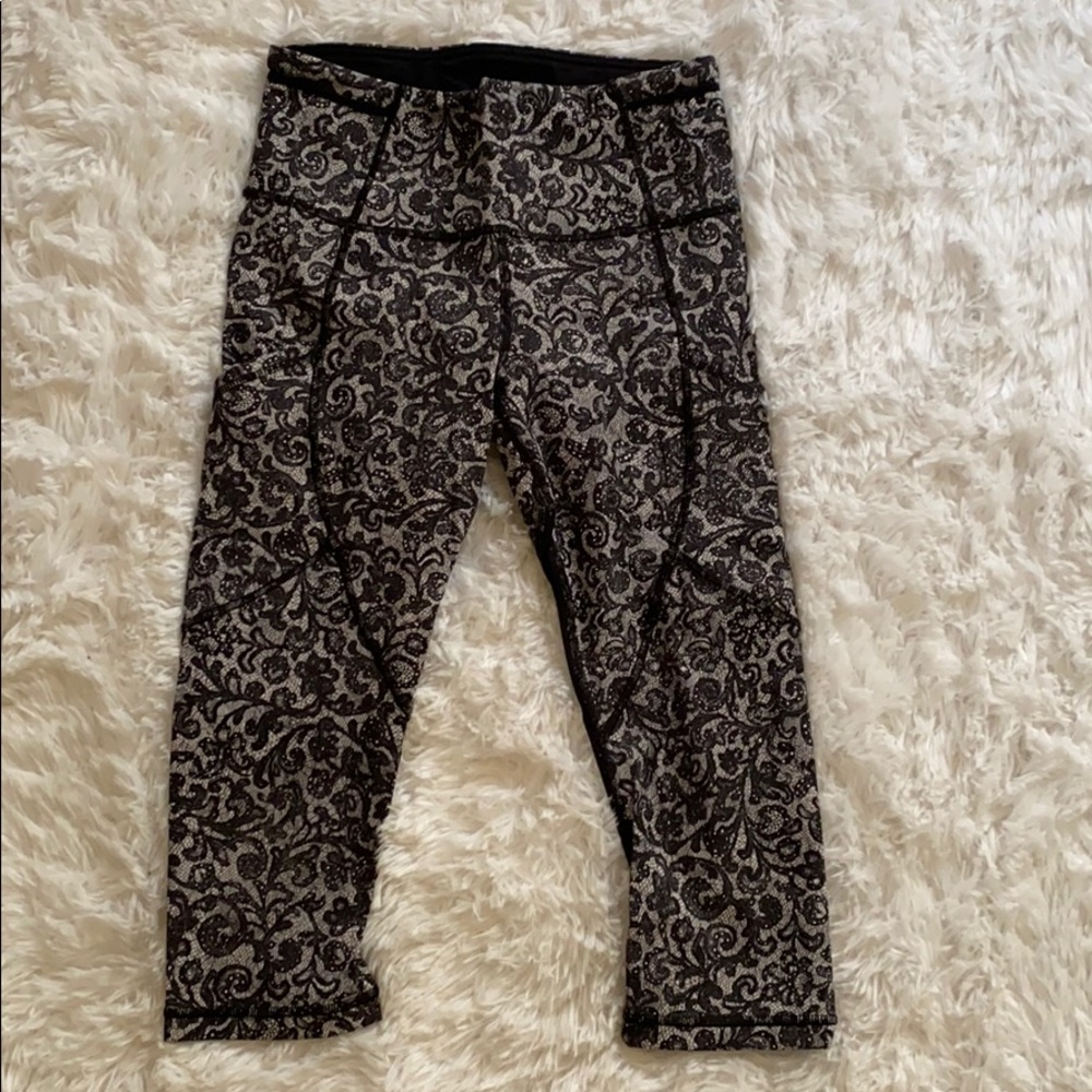 LULULEMON CROPPED LEGGINGS